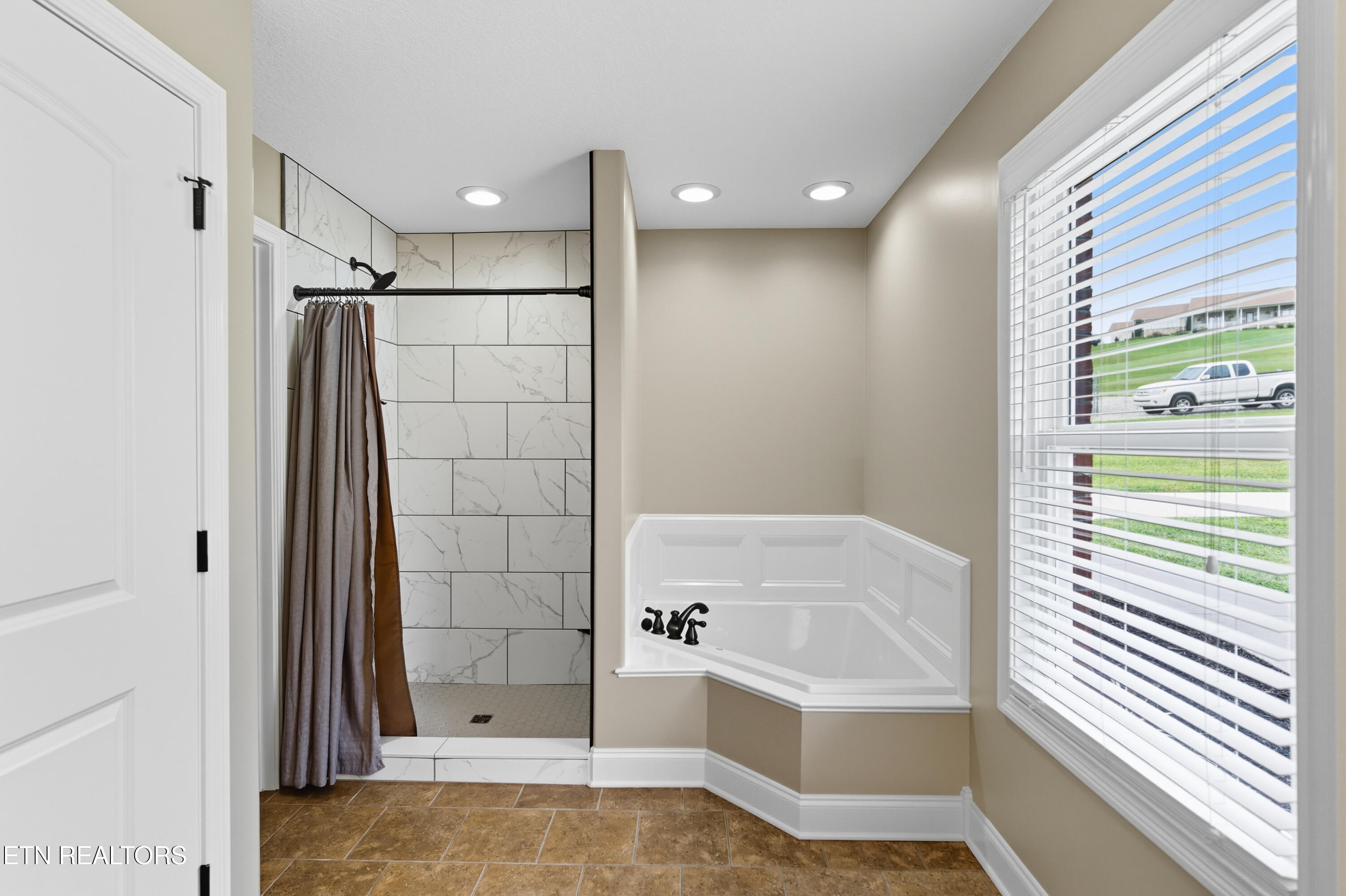 8261 Greenwell Road Knoxville, TN 37938 - Photo 7 of 55 master bath