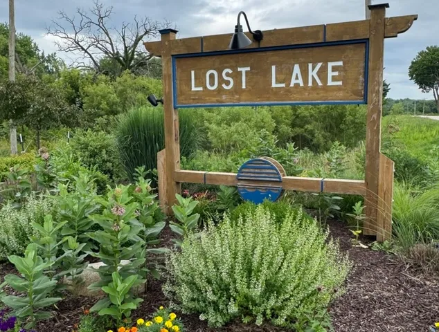 a sign that is sitting on a brick wall