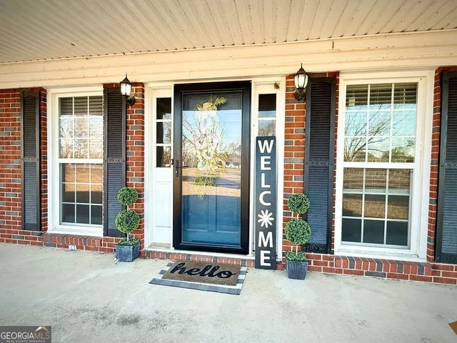 a view of a house with backyard and garden