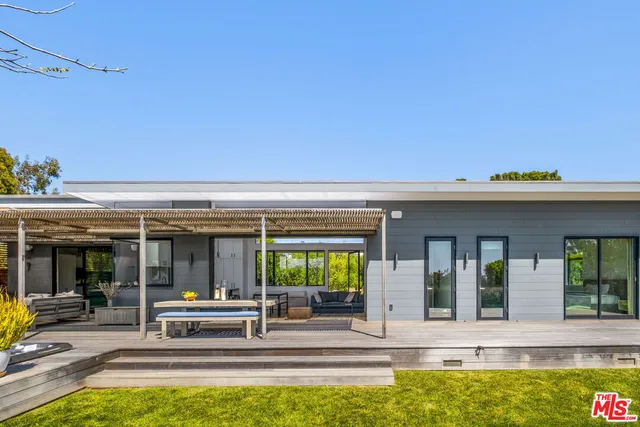 a en suite bathroom with a toilet