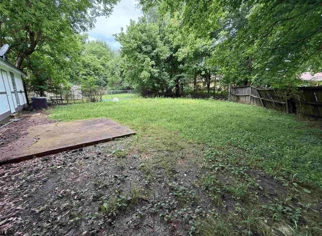 a view of a backyard