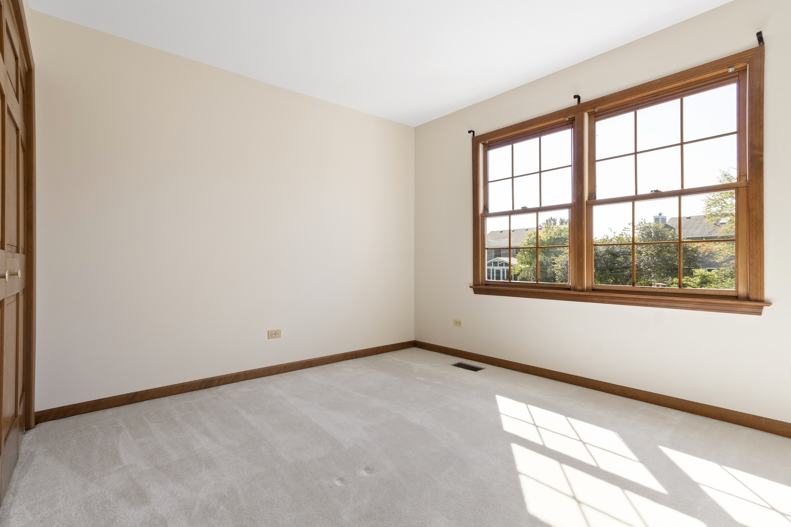 17929 West Pond Ridge Circle Gurnee, IL 60031 - Photo 19 of 28 an empty room with a window