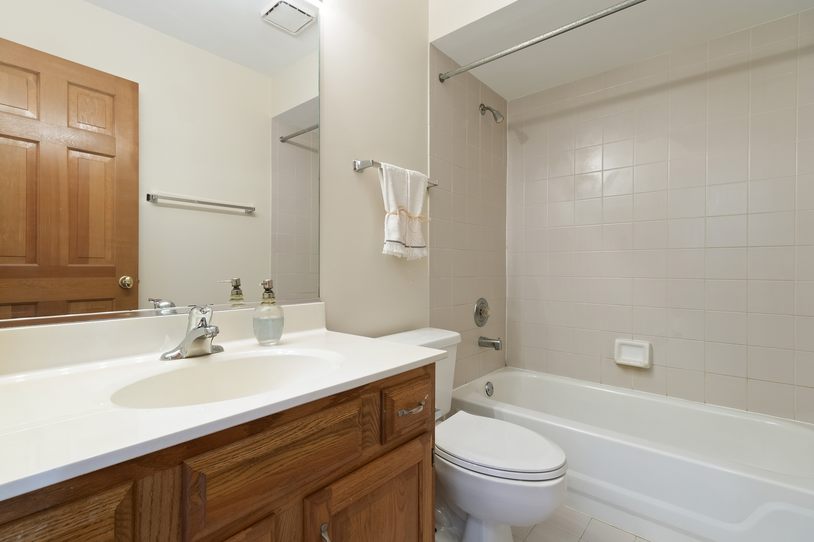 17929 West Pond Ridge Circle Gurnee, IL 60031 - Photo 20 of 28 a bathroom with a sink a toilet and a bathtub