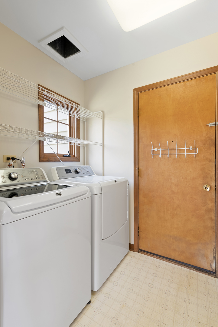 17929 West Pond Ridge Circle Gurnee, IL 60031 - Photo 23 of 28 a utility room with dryer and washer