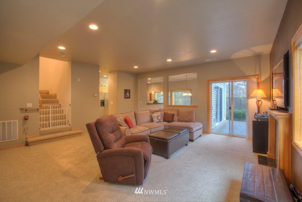 18876 108th Lane Southeast Renton, WA 98055 - Photo 3 of 16 Gallery Image 3