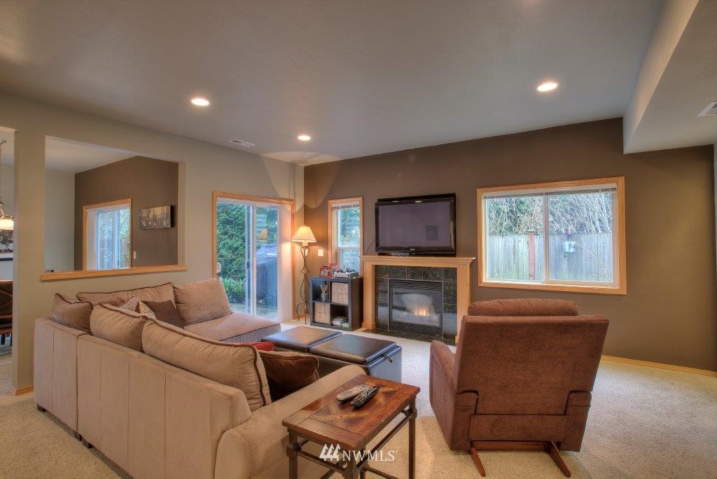 18876 108th Lane Southeast Renton, WA 98055 - Photo 4 of 16 Gallery Image 4