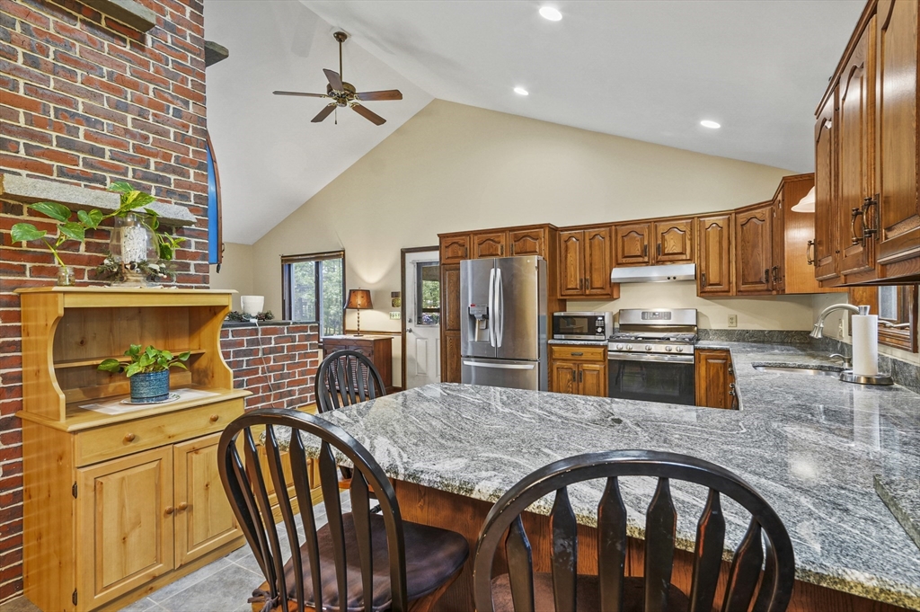 28 Beacon Street Amesbury, MA 01913 - Photo 14 of 41