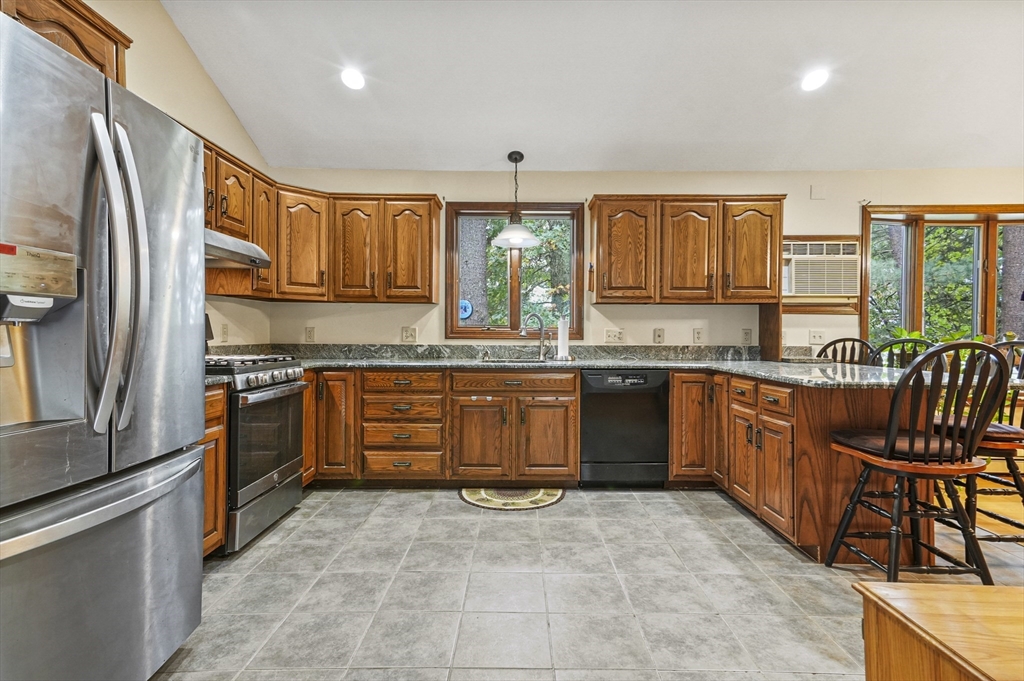 28 Beacon Street Amesbury, MA 01913 - Photo 15 of 41