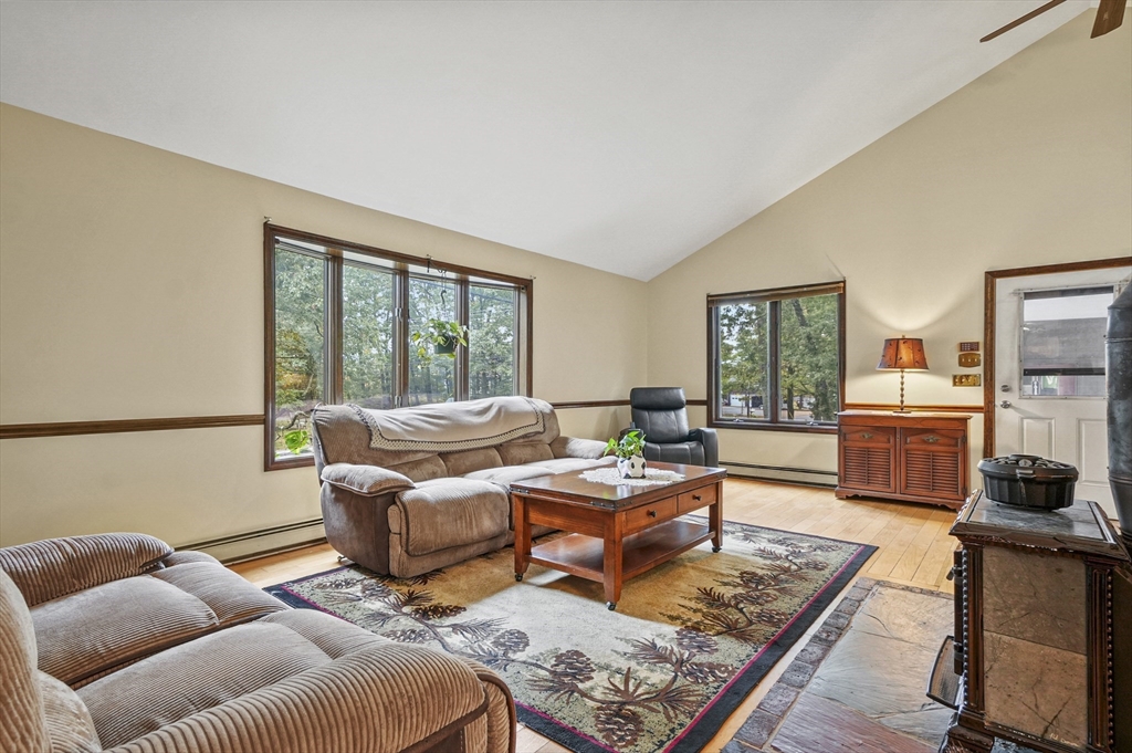 28 Beacon Street Amesbury, MA 01913 - Photo 4 of 41