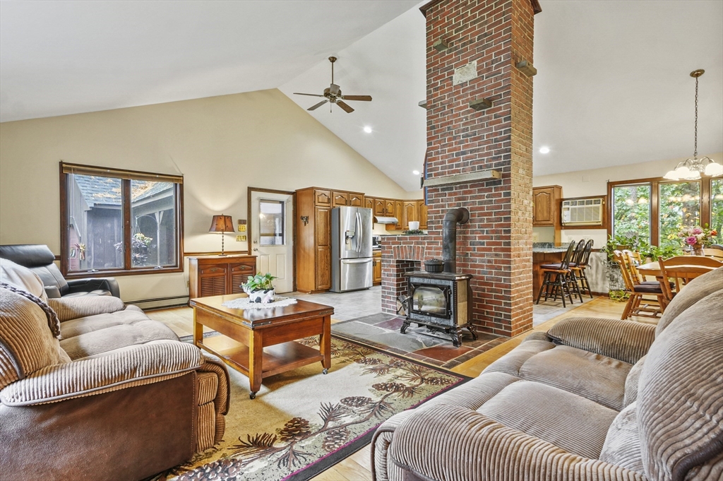 28 Beacon Street Amesbury, MA 01913 - Photo 5 of 41