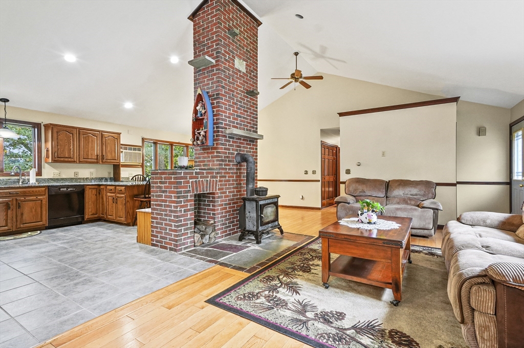 28 Beacon Street Amesbury, MA 01913 - Photo 6 of 41