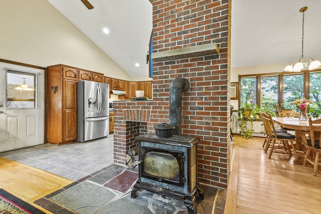 28 Beacon Street Amesbury, MA 01913 - Photo 7 of 41