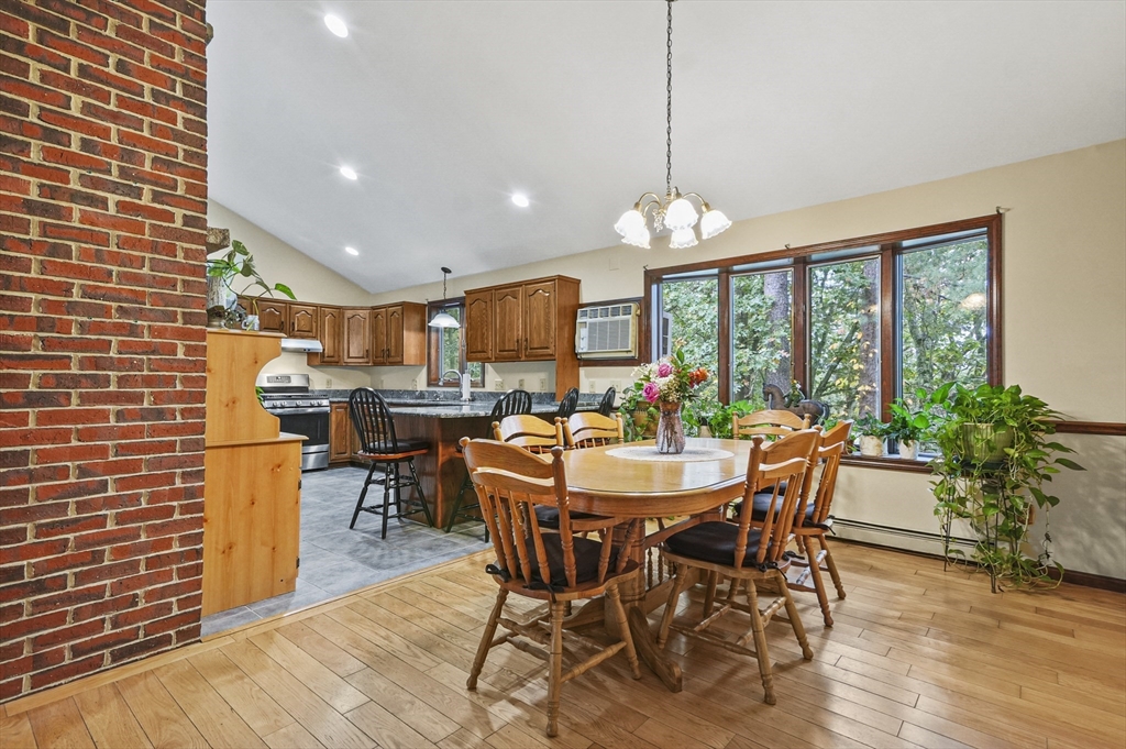 28 Beacon Street Amesbury, MA 01913 - Photo 8 of 41