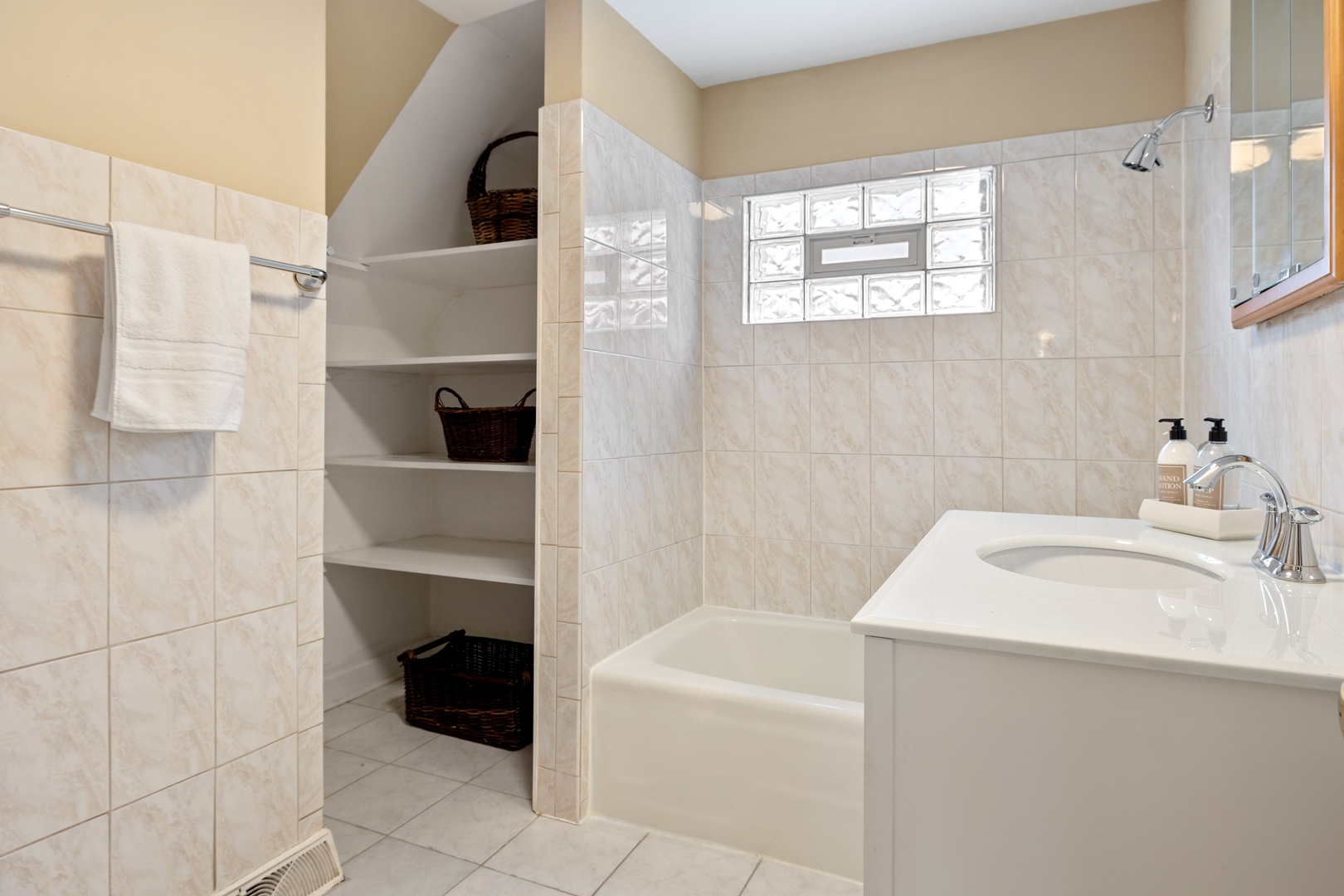 879 Willow Road Winnetka, IL 60093 - Photo 18 of 29 a bathroom with a bathtub sink and toilet