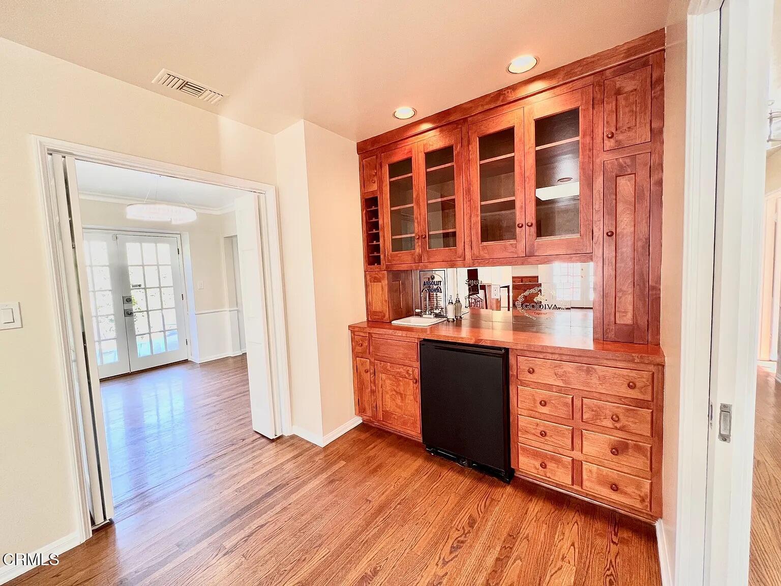 537 Jamestown Road Burbank, CA 91504 - Photo 11 of 32 jamestown 11