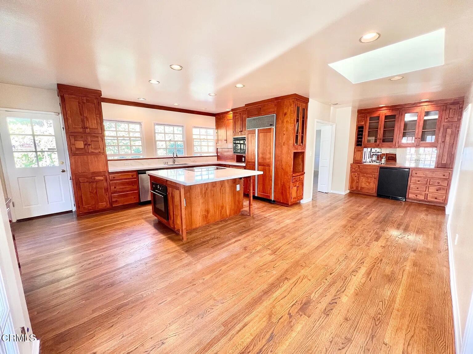 537 Jamestown Road Burbank, CA 91504 - Photo 3 of 32 jamestown 3