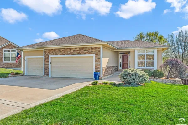 $470,000 | 16657 Sandstone Circle, Basehor, KS 66007