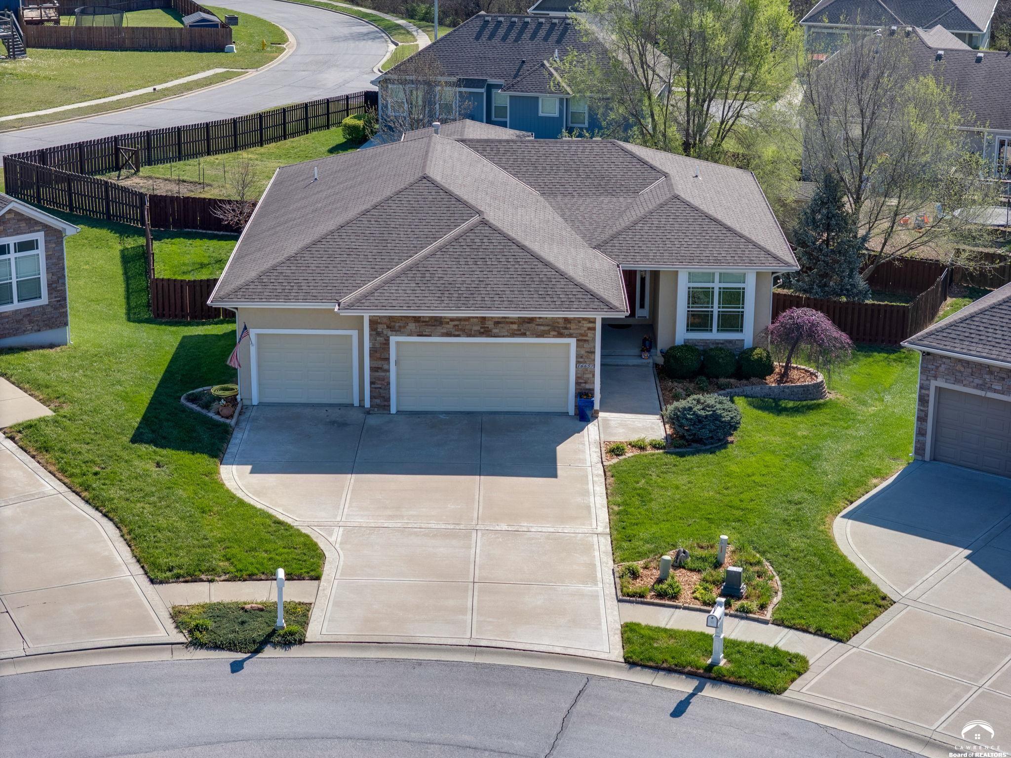 16657 Sandstone Circle Basehor, KS 66007 - Photo 4 of 66