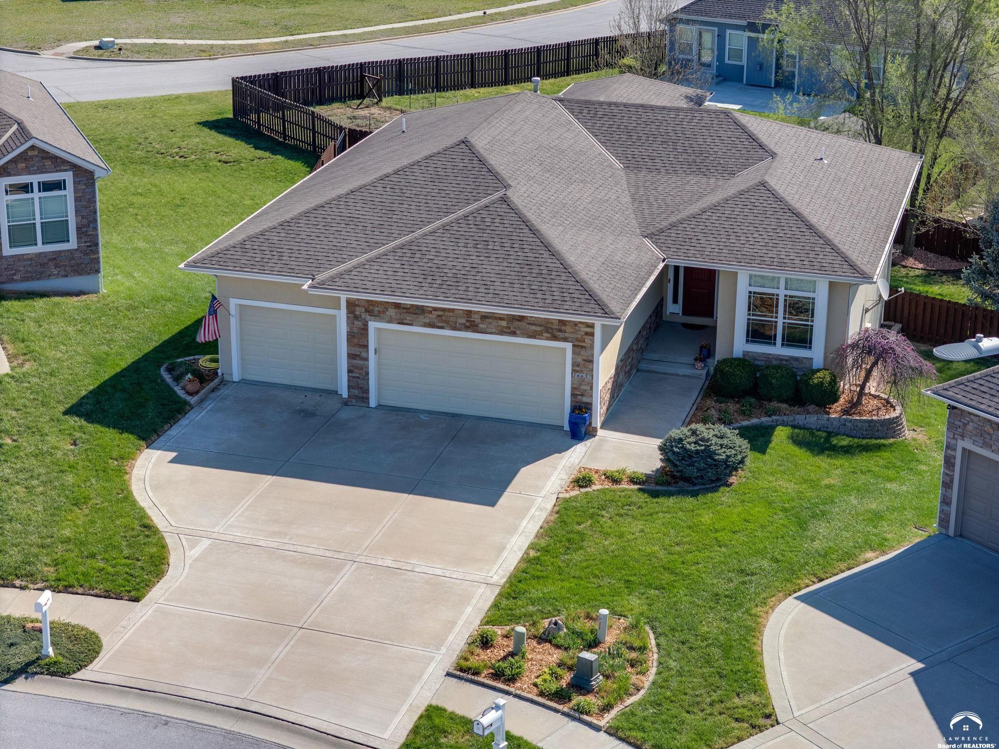 16657 Sandstone Circle Basehor, KS 66007 - Photo 9 of 66