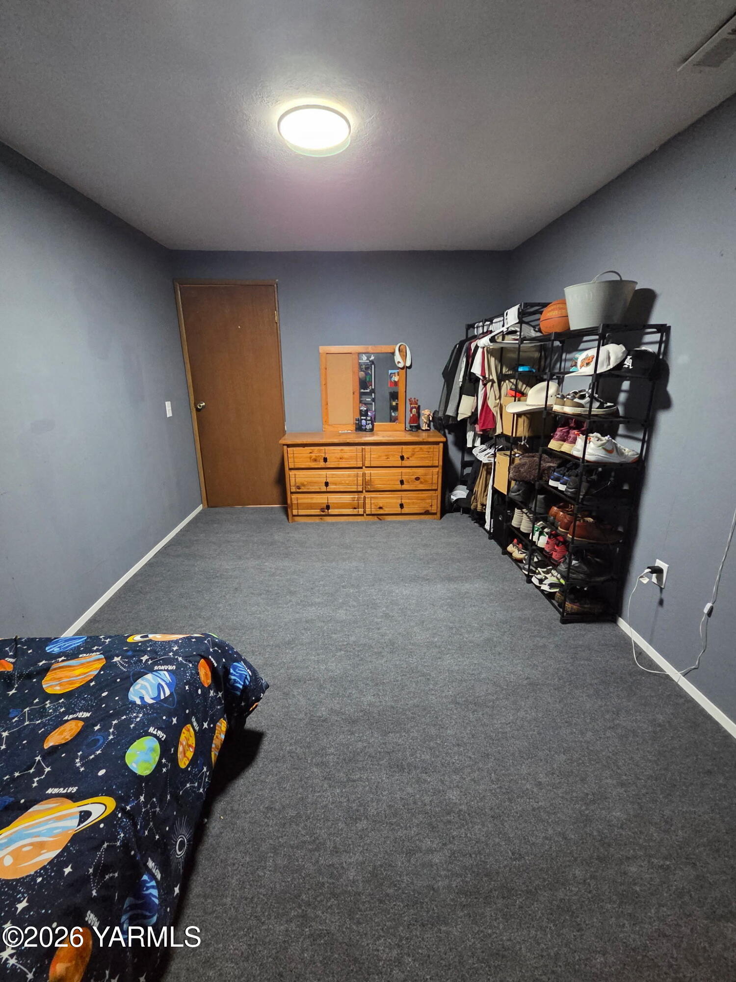 101 West Slavin Road Yakima, WA 98903 - Photo 24 of 37 a bedroom with bed and a couch