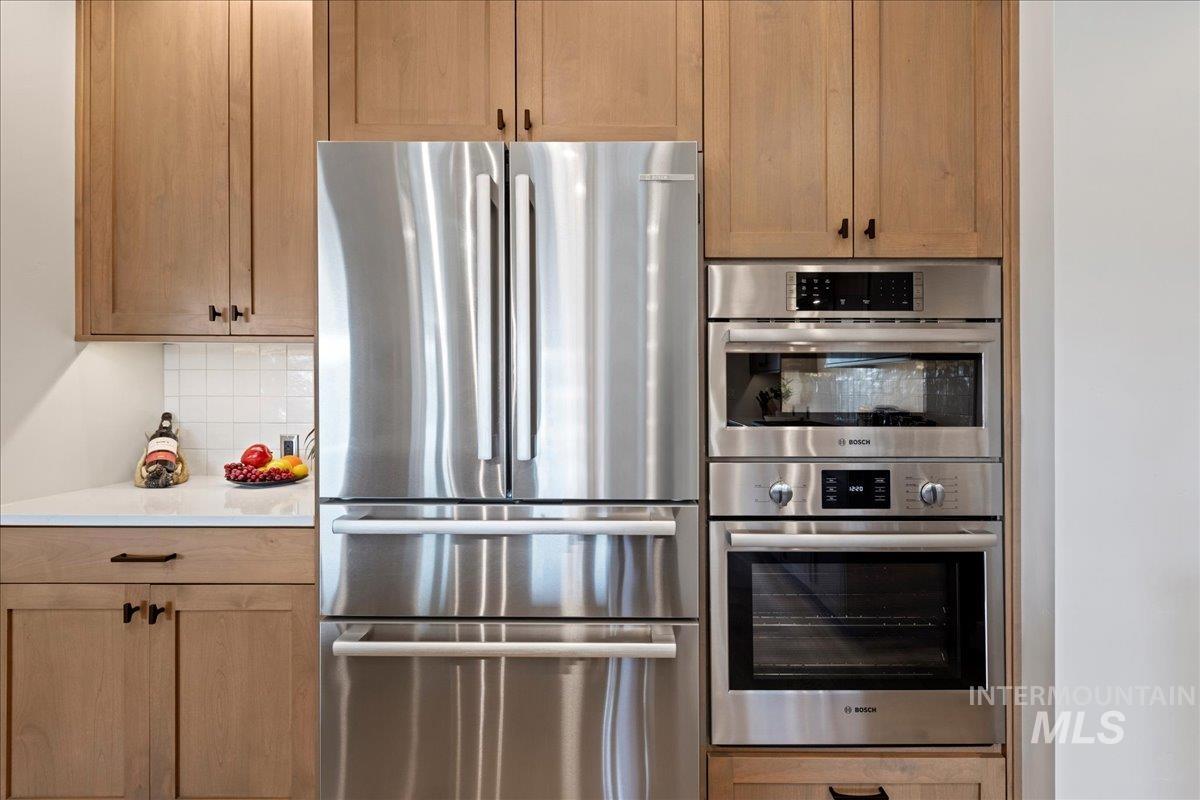 280 North Boulder Rdg Way Eagle, ID 83616 - Photo 18 of 50 Kitchen with stainless steel appliances, tasteful backsplash, and light stone counters