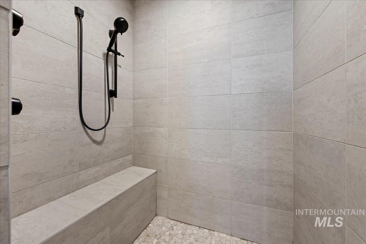 280 North Boulder Rdg Way Eagle, ID 83616 - Photo 36 of 50 Bathroom featuring tiled shower