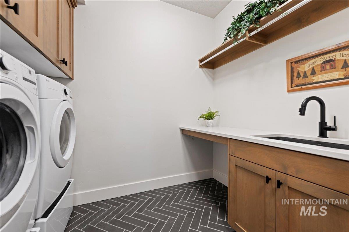 280 North Boulder Rdg Way Eagle, ID 83616 - Photo 38 of 50 Laundry area with cabinet space and washing machine and dryer