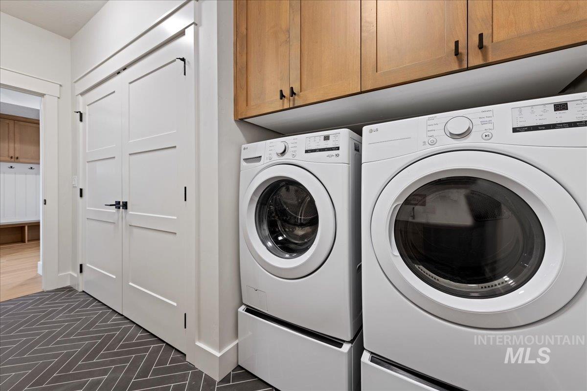 280 North Boulder Rdg Way Eagle, ID 83616 - Photo 39 of 50 Laundry room with washing machine and dryer and cabinet space