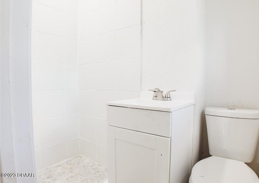 823 Berkshire Road Daytona Beach, FL 32117 - Photo 11 of 13 a bathroom with a toilet sink and mirror