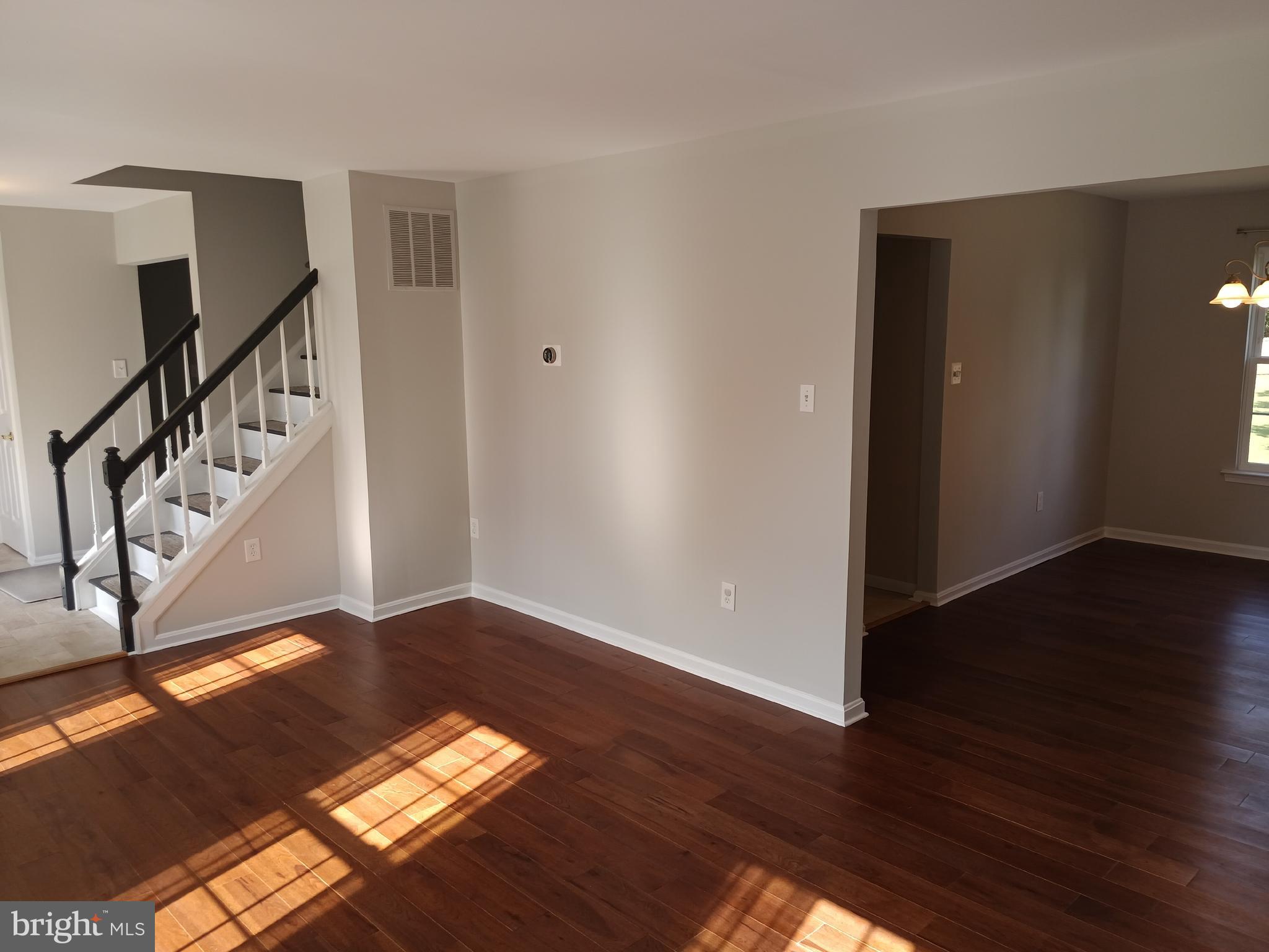345 Silver Ridge Drive Sterling, VA 20164 - Photo 3 of 36