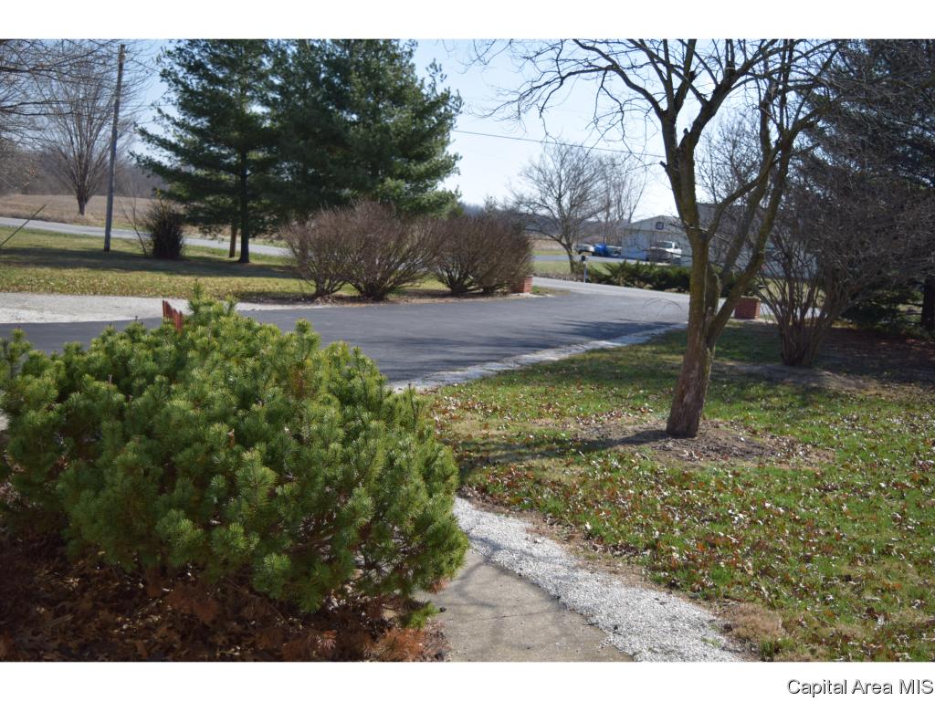 1908 Baldwin Road Jacksonville, IL 62650 - Photo 4 of 27