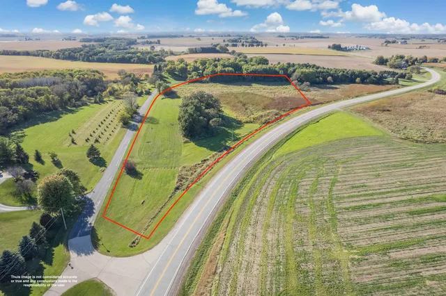 $129,900 | 11.18 Hillcrest Road, Juneau, WI 53039