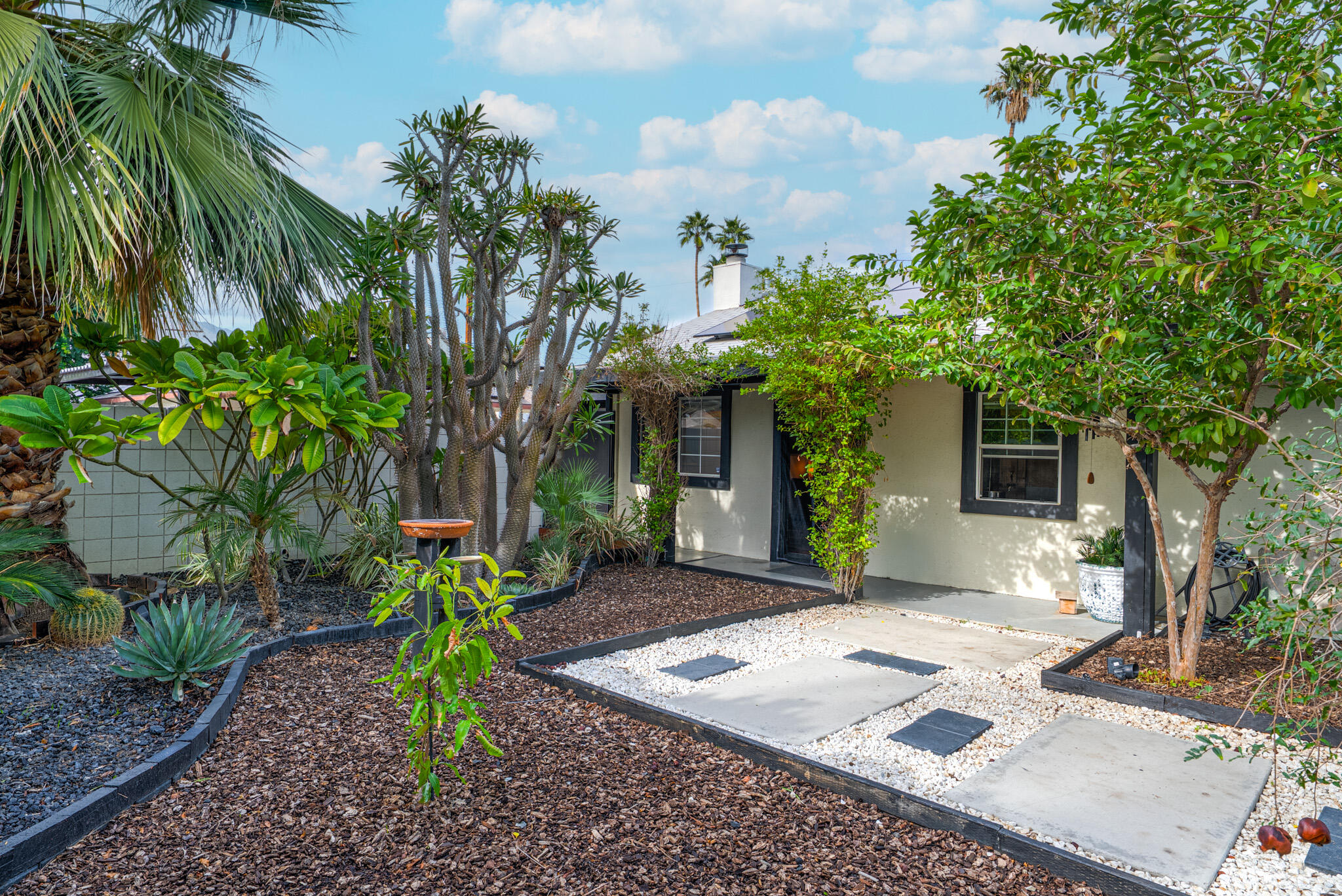 3882 East Sunny Dunes Road Palm Springs, CA 92264 - Photo 32 of 34 a front view of a house with garden