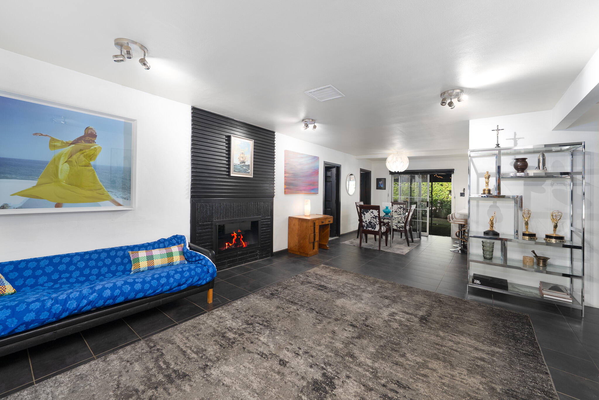 3882 East Sunny Dunes Road Palm Springs, CA 92264 - Photo 8 of 34 a living room with furniture and a table