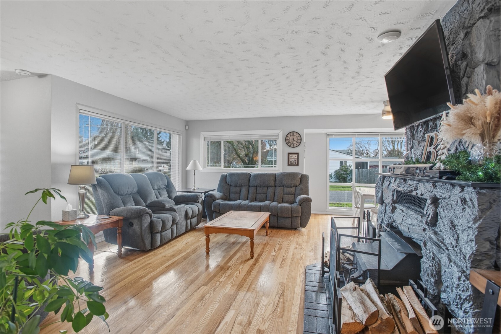 2748 Field Street Longview, WA 98632 - Photo 11 of 39 a living room with furniture and a flat screen tv