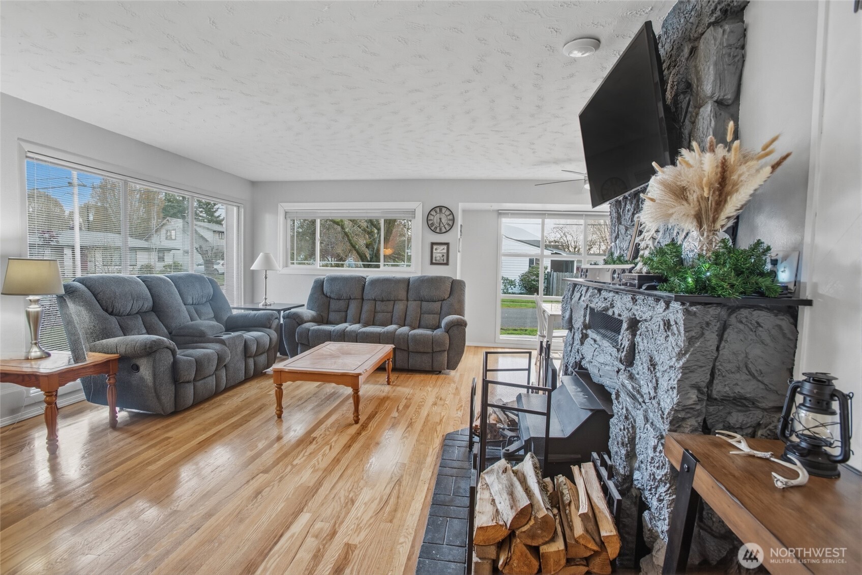 2748 Field Street Longview, WA 98632 - Photo 14 of 39 a living room with furniture and a wooden floor
