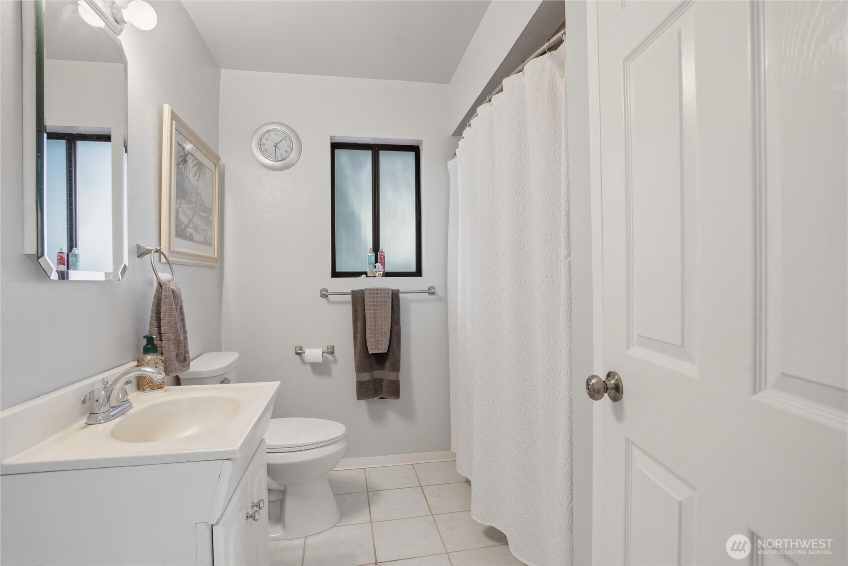 2748 Field Street Longview, WA 98632 - Photo 21 of 39 a bathroom with a toilet a sink and mirror