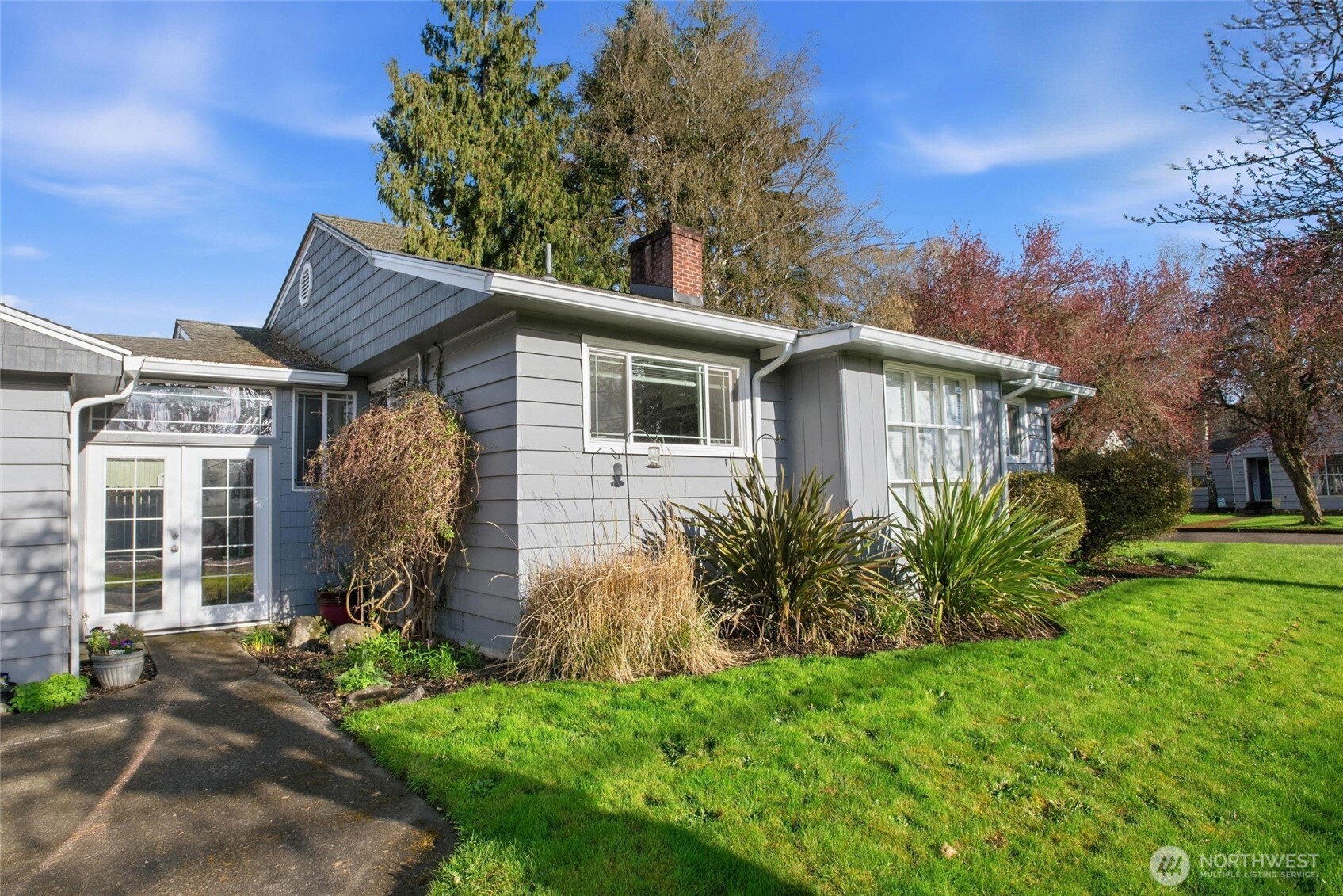 2748 Field Street Longview, WA 98632 - Photo 36 of 39 a front view of house with yard and green space