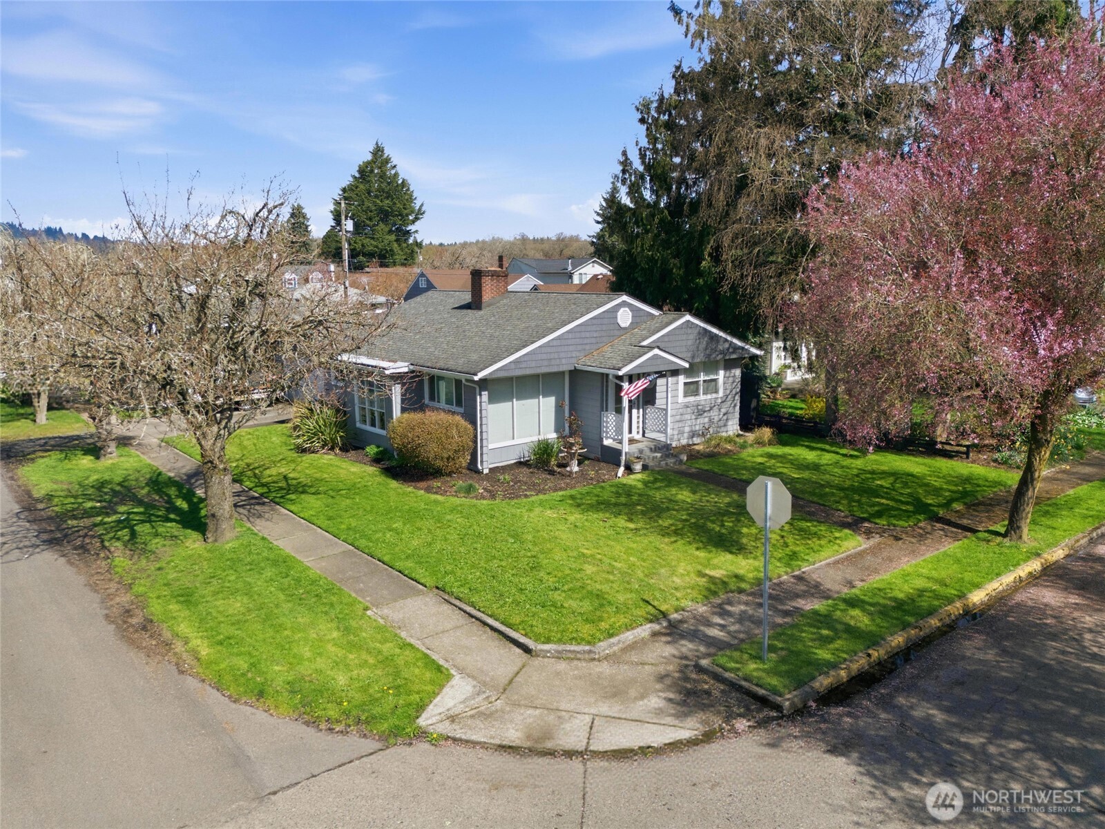 2748 Field Street Longview, WA 98632 - Photo 4 of 39 front view of a house with a yard