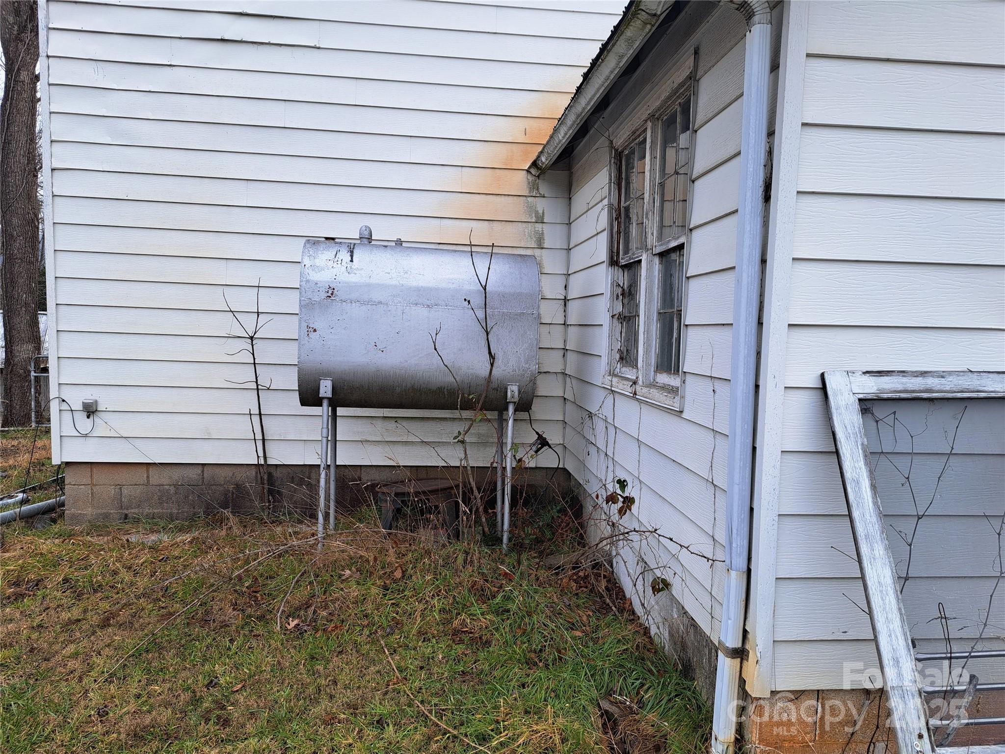 101 Knight Drive Clyde, NC 28721 - Photo 5 of 26 a backyard of a house