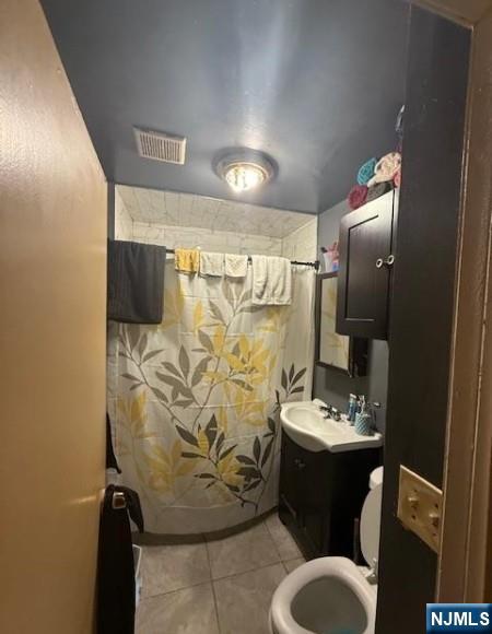 286 North 6th Street Prospect Park, NJ 07508 - Photo 3 of 15 a bathroom with a sink and mirror