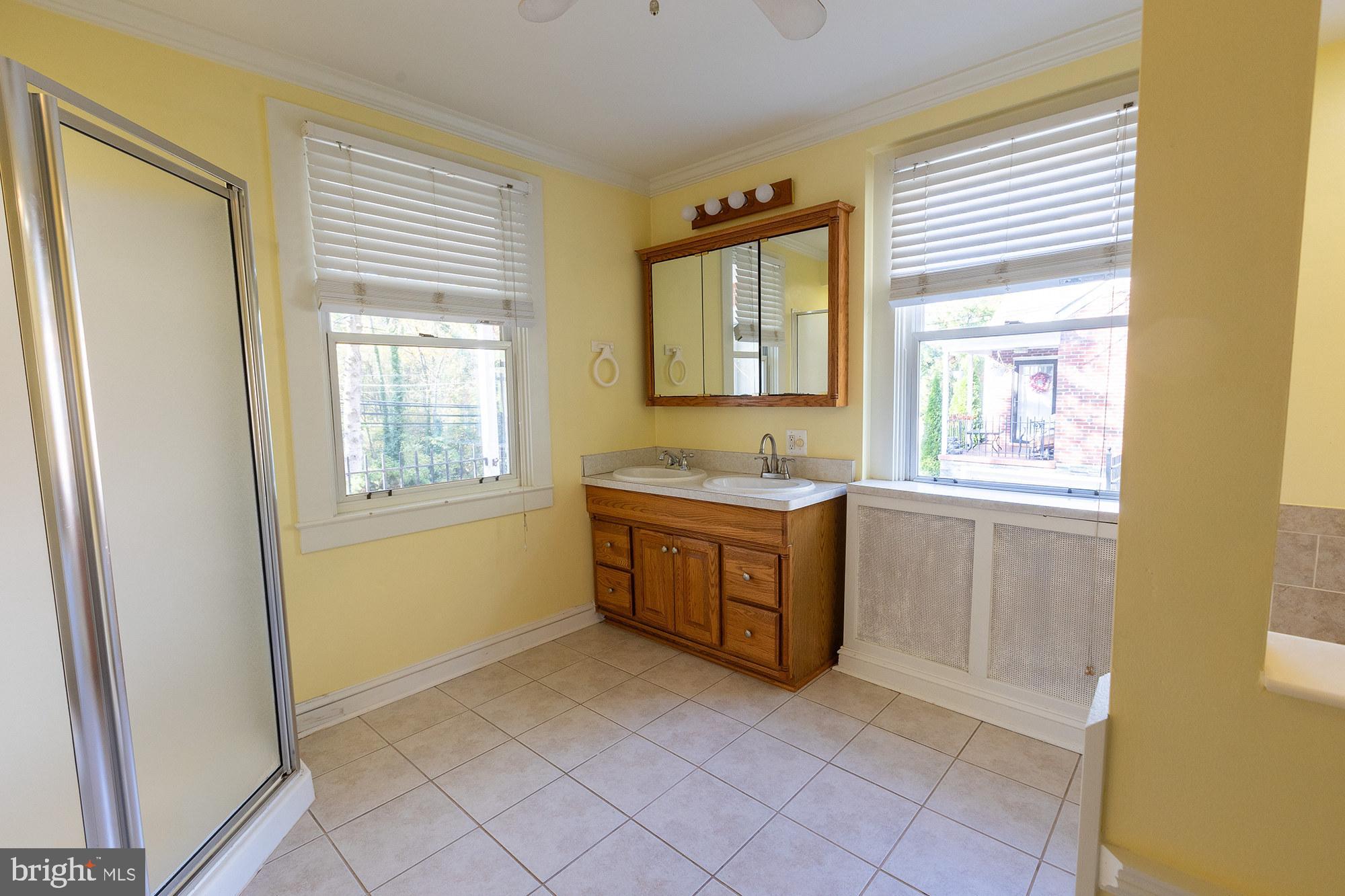 1424 West Joppa Road Towson, MD 21204 - Photo 12 of 30 Main level full bath
