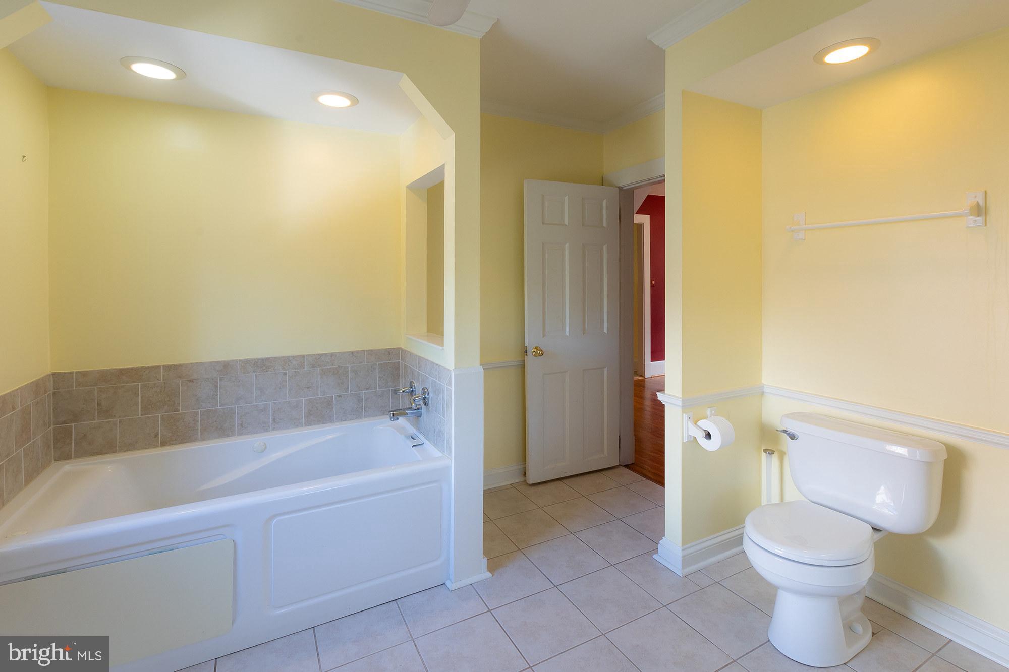 1424 West Joppa Road Towson, MD 21204 - Photo 13 of 30 Jetted tub