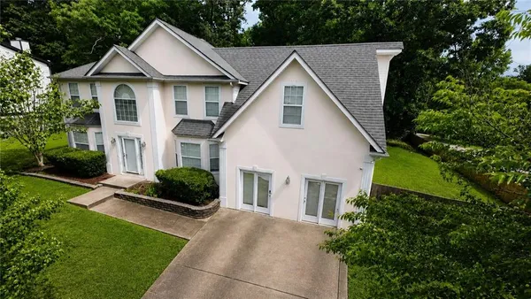 a view of a yard in front of house