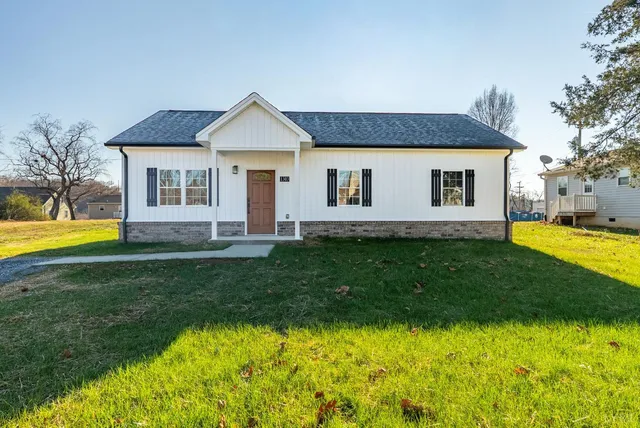 a view of a house with a yard