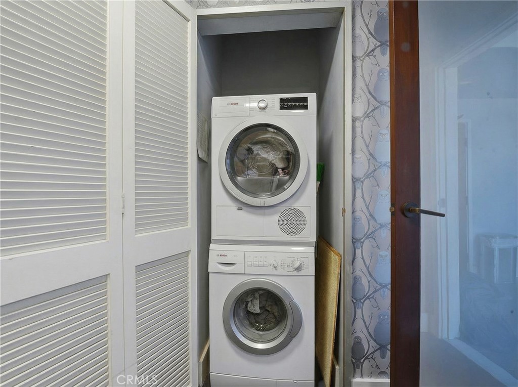 460 South Spring Street, Unit 804 Los Angeles, CA 90013 - Photo 8 of 18 a utility room with dryer and washer