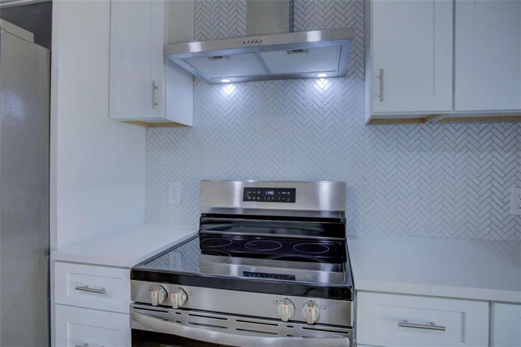 7225 Pineneedle Drive Southwest Covington, GA 30014 - Photo 13 of 37 a stove top oven sitting inside of a kitchen