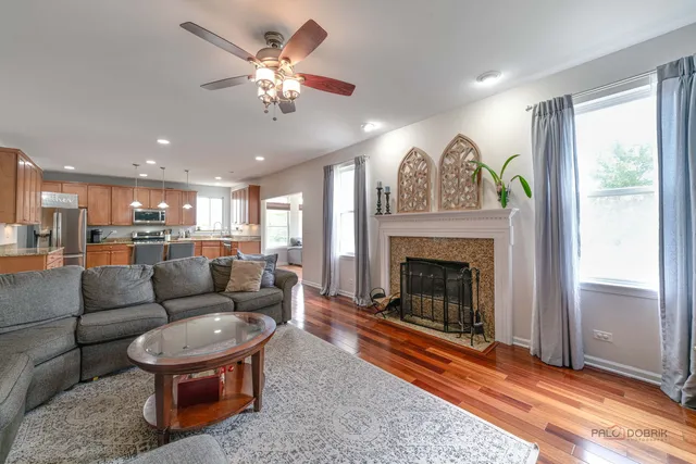 $499,999 | 683 Niagara Drive, Volo, IL 60073