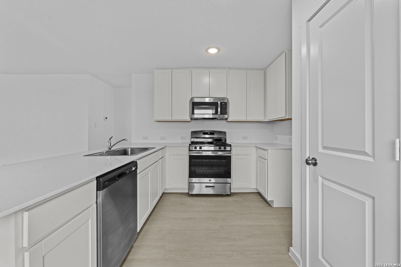 10016 Besson Boulevard Converse, TX 78109 - Photo 5 of 25