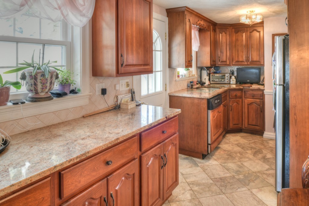 75 Crest Road Lynnfield, MA 01940 - Photo 10 of 26 Gallery Image 10